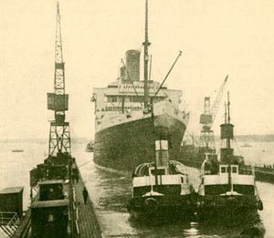 El Majestic entrando en dique seco remolcado por remolcadores, c1930