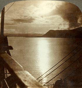 El sol de medianoche en julio sobre los acantilados de Spitzbergen y el Océano Ártico, c1905 de Unbekannt