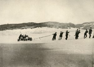 El Automóvil en Nieve Suave, después del regreso del Barco, c1908, 1909 de Unbekannt