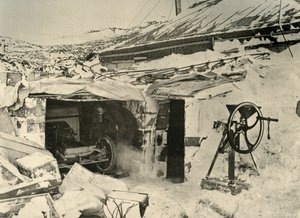 El automóvil en el garaje, y trituradora de maíz a la derecha, c. 1908, 1909 de Unbekannt