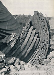 El barco Oseberg en el montículo, mostrando la talla en el tallo y la barandilla, 1935