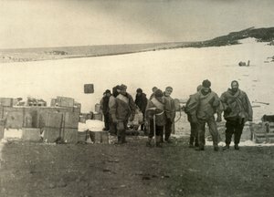 El grupo que ascendió al Monte Erebus dejando la cabaña, 1908, 1909 de Unbekannt