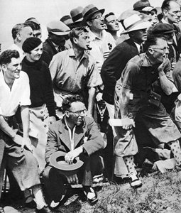 El Príncipe de Gales fuma una pipa en el Campeonato Abierto de Golf, St Andrews, c1930s