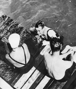 El Príncipe de Gales con amigos en una balsa, la Riviera, c1930s de Unbekannt