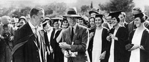 El Príncipe de Gales con estudiantes en Grahamstown, Sudáfrica, 1925