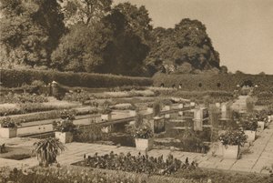 La tranquilidad del jardín holandés en el Palacio de Kensington custodiado por puertas cerradas, c1935