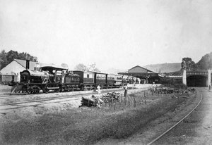 El tren real saliendo de la estación de Kandy, Sri Lanka, c. 1910s