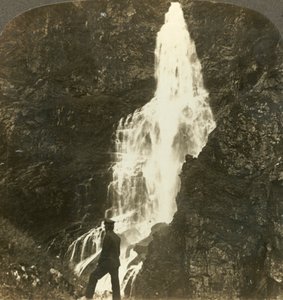 Las cataratas de Sevle, chapoteando y salpicando, cerca del hotel Stalheims, Naerodal, Noruega, c. 1905 de Unbekannt