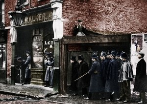 El asedio de Sidney Street, Whitechapel, Londres, 1911, 1935 de Unbekannt