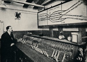 La caja de señales en un cruce de ferrocarril subterráneo, 1926 de Unbekannt