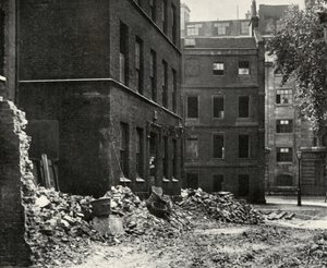 El sitio de la puerta de Fetter Lane y las casas abandonadas esperando demolición, 1934 de Unbekannt
