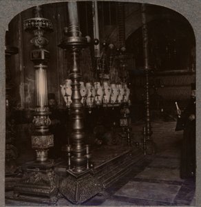 La piedra de la Anunciación en la Iglesia del Santo Sepulcro, Jerusalén, c1900 de Unbekannt