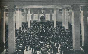 La sala de suscripción en Lloyds, con el estrado en el centro, 1936