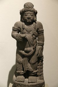 El Museo Victoria y Albert. Figura guardiana de un drama épico. Piedra volcánica. Indonesia (Java Oriental). 1400-1500. Período Majapahit. Reino Unido de Unbekannt
