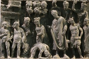 Museo Victoria y Alberto. Relieve que muestra un intento de asesinato del Buda. 100-200. Esquisto. Gandhara/Noroeste de Pakistán. Reino Unido de Unbekannt