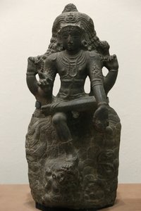 Museo Victoria y Alberto. Shiva como Dakshinamurti. 1200-1300. Período Chola tardío. Granito. Sur de India (Tamil Nadu). Reino Unido