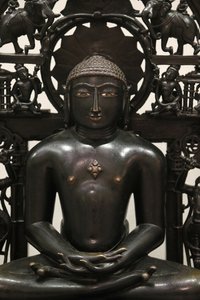 Museo Victoria y Alberto. El Jina Shantinatha. 1168; la placa trasera alrededor de 1300-1500. Aleación de cobre con incrustaciones de plata y cobre. Probablemente India Occidental. Reino Unido de Unbekannt