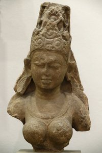 Museo Victoria y Alberto. Yogini. 800-900. Período Pratihara. Arenisca. India Central (Madhya Pradesh). Reino Unido de Unbekannt