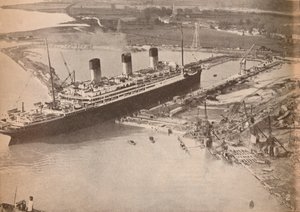 El transatlántico Majestic de la White Star entrando en el dique seco más grande del mundo en Southampton, c. 1934