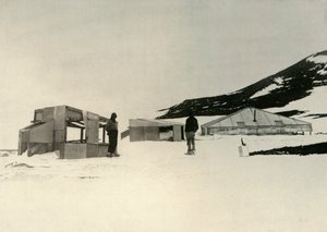 Los cuarteles de invierno de la Expedición Discovery en Hut Point, c1908, 1909 de Unbekannt