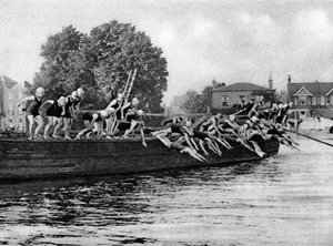 La carrera anual de natación de damas de Kew a Putney, Londres, 1926-1927