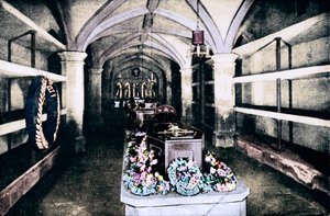 La cripta bajo el presbiterio de la Capilla de San Jorge, Castillo de Windsor, 1910 1911 de Unbekannt