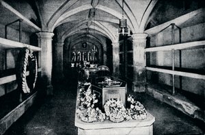 La cripta bajo el presbiterio de la Capilla de San Jorge, Castillo de Windsor, 1910-1911 de Unbekannt