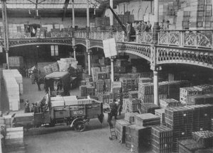 La sala de despacho de una de las grandes tiendas del Gobierno, 1915 de Unbekannt