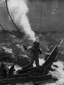 La primera fotografía de un buzo bajo el agua, finales del siglo XIX, c. 1920