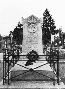 La lápida de Louis Daguerre, pionero de la fotografía francesa de Unbekannt
