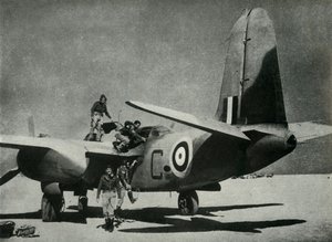 El sol caliente brilla sobre un campo de aterrizaje en el desierto, c1942-1943, 1945 de Unbekannt