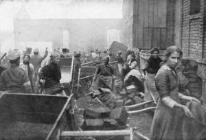 Los habitantes de Caudry vienen a buscar comida del ejército británico, Francia, 1918 de Unbekannt