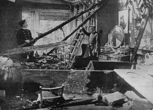 El interior de una de las casas destrozadas en Southend, 1915 de Unbekannt