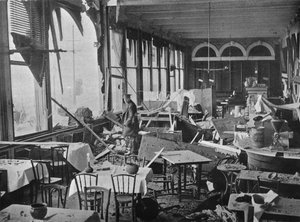 El interior del Gran Hotel, mostrando los daños causados por el bombardeo, 1914 de Unbekannt