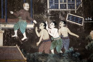 El interior de los muros del recinto de la pagoda de plata está cubierto con murales que representan historias del Reamker, es decir, la versión jemer del épico clásico indio, el Ramayana. Algunas secciones de los murales están deterioradas y dañadas por e