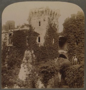 Las torres cubiertas de hiedra del Castillo de Raglan, el último bastión de Carlos I, Monmouthshire, Inglaterra, c1 de Unbekannt