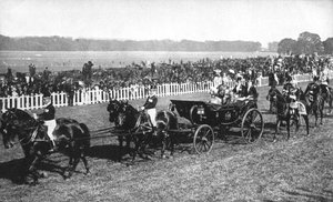 El rey y la reina llegando a las carreras de Leopardstown, Dublín, julio de 1911 de Unbekannt