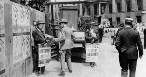 Los titulares del periódico del almuerzo, Trafalgar Square, Londres, 1926-1927 de Unbekannt