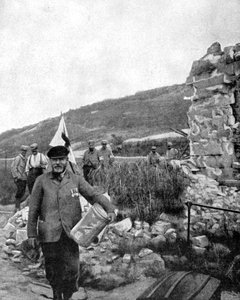 El alcalde de Ablain-Saint-Nazaire en las ruinas de la comuna, 1915 de Unbekannt