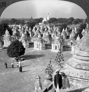 La sección norte de las 450 Pagodas, Mandalay, Birmania de Unbekannt