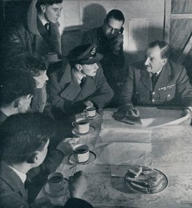 La incursión ha terminado, pero la tarea de las tripulaciones aún no ha terminado, 1941 de Unbekannt