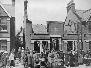 El resultado de un bombardeo aéreo: Una casa destrozada en Southend, 1915 de Unbekannt