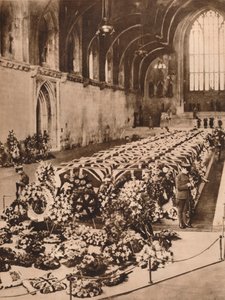 Las víctimas del desastre del dirigible R101 en capilla ardiente en Westminster Hall, Londres, 1930-1935