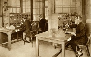 La sala de transmisión inalámbrica en el Aeródromo de Croydon, sur de Londres, 1928, 1935 de Unbekannt