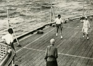 Sus Majestades, en un juego de quoits en la cubierta del H.M.S. Renown, 1927, 1937