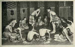 Estos niños maoríes en la Escuela Nativa, Whakarewarewa, están jugando un juego de manos, c. 1948 de Unbekannt