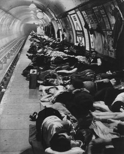 Aquellos que fueron a los refugios comenzaron un nuevo tipo de vida nocturna, 11 de noviembre de 1940, 1942 de Unbekannt