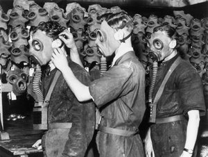 Tres hombres con máscaras de gas, c 1930s