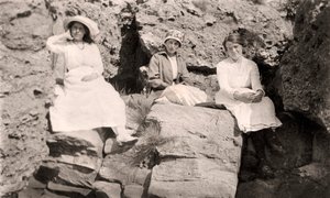 Tres mujeres relajándose en las rocas, principios del siglo XX