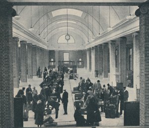 Equipaje de pasajeros de Tilbury examinado en un nuevo edificio espacioso, 1937 de Unbekannt